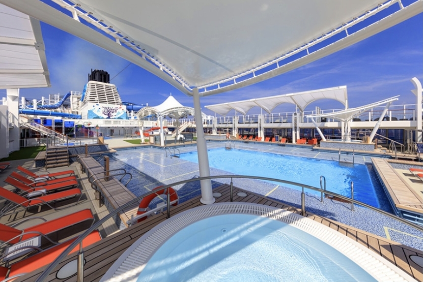 World Dream Cruises Public Pool