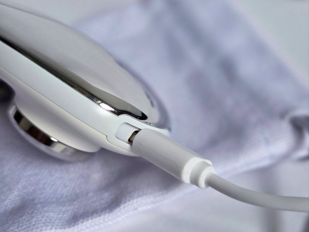 ZIIP HALO: A Microcurrent Facial Device for Sculpting and Tightening at Home